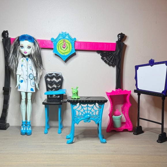 monster high Other - Monster High Frankie Stein & Playset